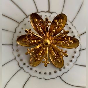 Goldtone fleur de lis starburst on petals motif brooch